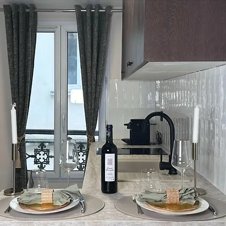 Cosy Hideaway Near Montparnasse Parijs