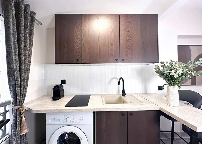 Апартаменты Cosy Hideaway Near Montparnasse