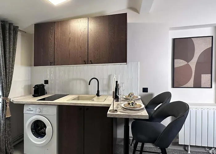 Cosy Hideaway Near Montparnasse Париж